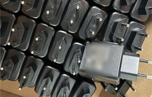 涉案金额1000余万元，查扣5万余个！路桥公安破获假冒品牌充电器案件